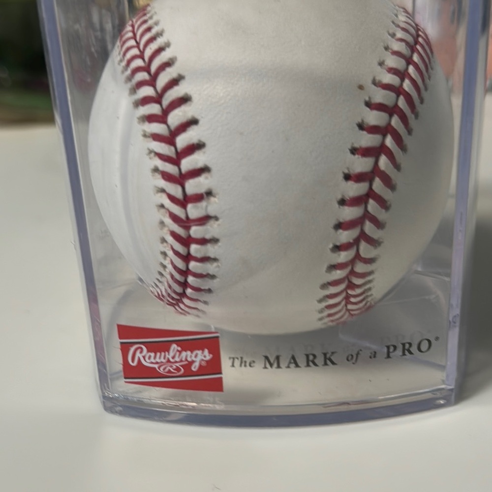 Authentic MLB Baseball in Display Case - Picture 4 of 5